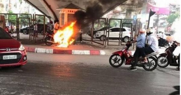 Hà Nội: Một người đàn ông đốt xe máy sau khi bị CSGT bắt vi phạm?