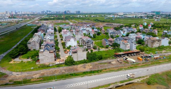 Điểm báo 04/08/2017: Giá đất Sài Gòn: Niêm yết 15 triệu/m2, thực tế 160 triệu/m2
