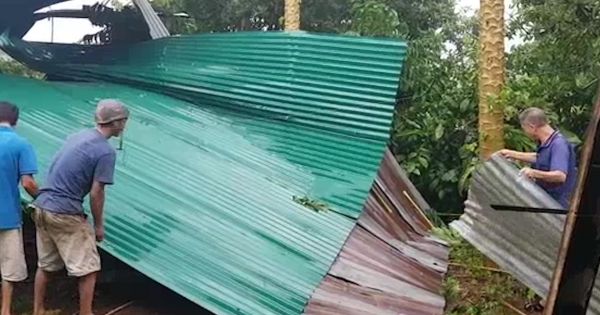 Lốc xoáy thổi bay hàng chục mái nhà ở Lâm Đồng