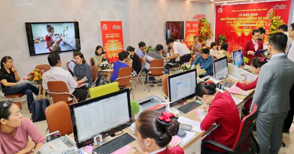 Địa ốc Kim Phát và Việt Hưng Phát trao hàng trăm sổ đỏ cho khách hàng