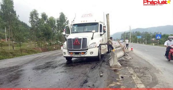 Tai nạn xe container đâm nát dải phân cách tại Hà Tĩnh