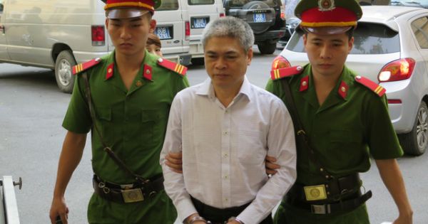Hà Văn Thắm 'chăm sóc sức khỏe' cho Phạm Công Danh tại tòa.