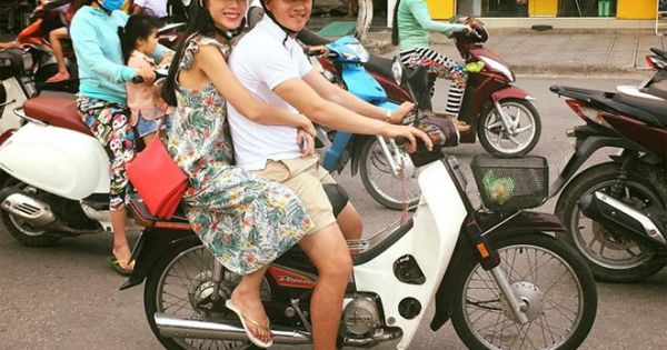 Vợ chồng Thủy Tiên chạy xe máy, mang dép lê về quê làm từ thiện