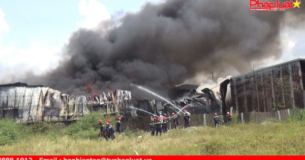 TPHCM: Hỏa hoạn kinh hoàng thiêu rụi nhà kho chứa vải vụn