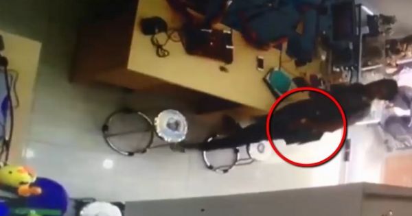 Trộm iPhone tinh vi trong cửa hàng điện thoại