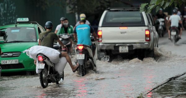 Hà Nội mưa tầm tã, nhiều đường phố bì bõm nước