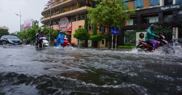 Thanh Hóa: Nhiều tuyến phố biến thành sông sau mưa lớn