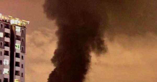 Cháy dữ dội tại KCN Tân Bình, cột khói đen ngòm bốc cao hàng trăm mét
