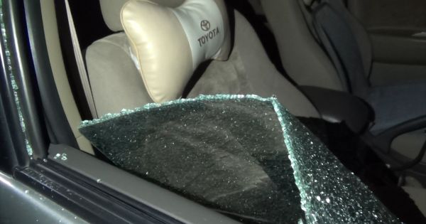 Hàng loạt ô tô bị đập cửa kính trộm tài sản trong đêm tại Bình Dương