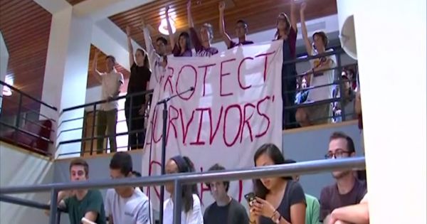 Sinh viên Harvard biểu tình phản đối Bộ trưởng Giáo dục Mỹ
