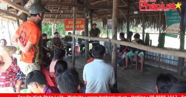 Kiên Giang: Kiểm điểm 2 thanh niên trộm cắp vặt trước người dân