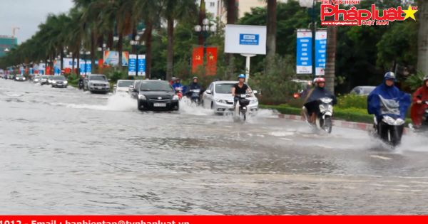 Mưa lớn, nhiều tuyến đường tại Nghệ An ngập sâu trong nước