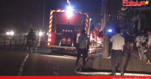 TPHCM: Khách sạn bốc cháy trong đêm cả con đường náo loạn
