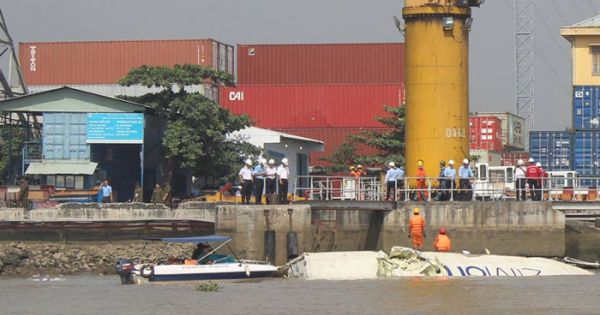 Hai tàu đâm nhau trên sông Đồng Nai, trăm người lao ra “hôi của”