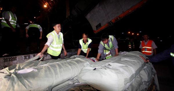 Máy bay Nga chở 40 tấn hàng cứu trợ bão Damrey hạ cánh xuống Cam Ranh
