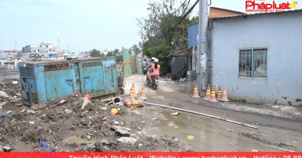 Tp HCM: Hàng chục nhà dân bị ngập, sụt lún tại Bến Phú Định