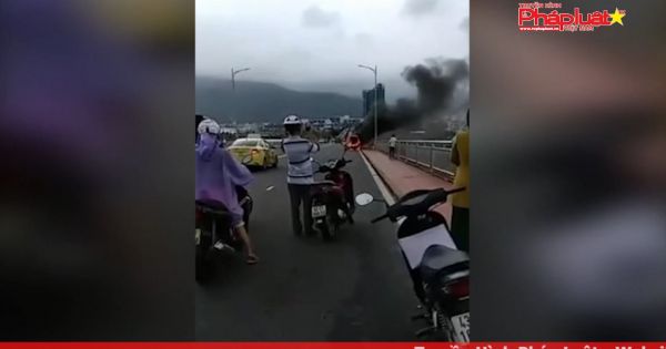 Đà Nẵng: Ô tô đột nhiên bốc cháy trên cầu Thuận Phước