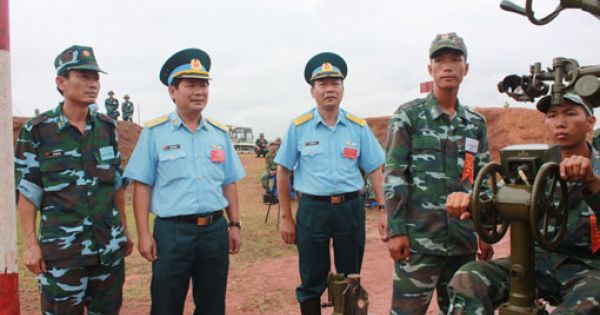 Thượng tướng Phan Văn Giang kiểm tra trung đoàn không quân 927