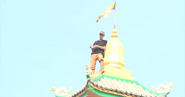 Thanh niên nghi ngáo đá trèo lên nóc ngôi chùa “cố thủ” suốt nhiều giờ đồng hồ