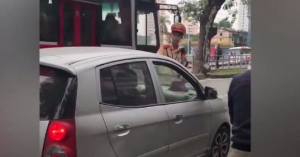 Nữ tài xế ở Hà Nội nhấn ga đẩy Cảnh sát giao thông trên phố