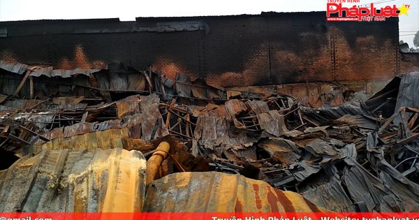 Nhà xưởng hơn 1000 m2 bị thiêu rụi hoàn toàn sau hỏa hoạn giữa đêm