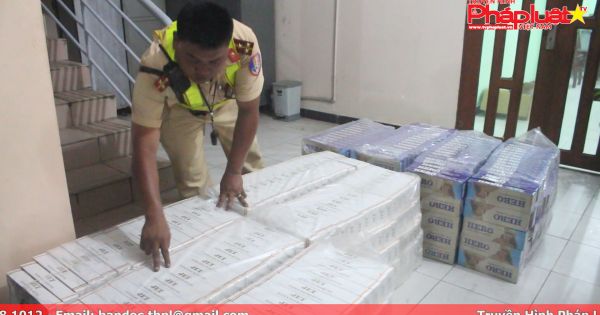 Cảnh sát giao thông truy đuổi bắt giữ xe innova chở 7000 gói thuốc lá nhập lậu