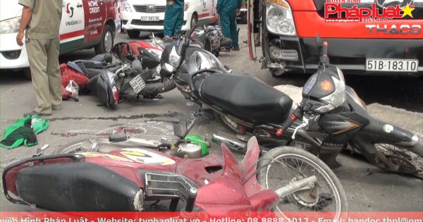 Bình Tân xe khách húc bay 8 xe máy 1 người bị thương
