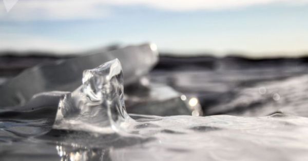 Ngoạn mục cảnh hồ nước sâu nhất thế giới đóng băng