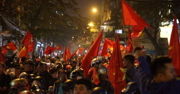 Hà Nội: Người dân Việt Nam vỡ òa niềm vui mừng U23 toàn thắng
