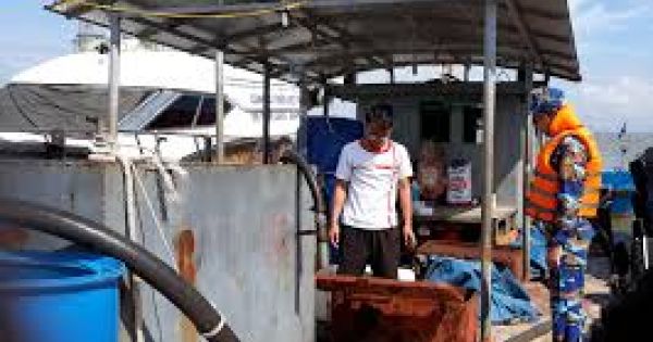 Quảng Ninh: Bắt tàu chứa 25.000 lít dầu không hóa đơn, chứng từ