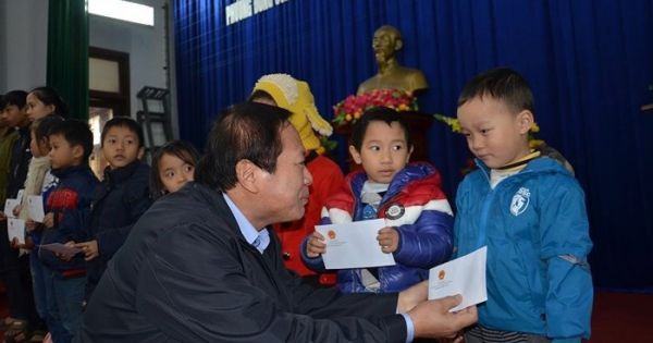 Bộ Thông tin và Truyền thông thăm hỏi và tặng quà tết các gia đình chính sách tỉnh Quảng Bình