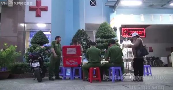 Công an nấu cháo phát miễn phí cho bệnh nhân ở Sài Gòn