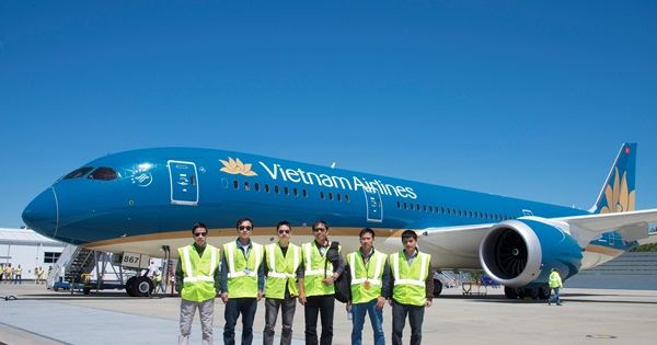 Máy bay Vietnam Airlines phải dừng hơn 2 giờ vì khách tự động mở cửa thoát hiểm