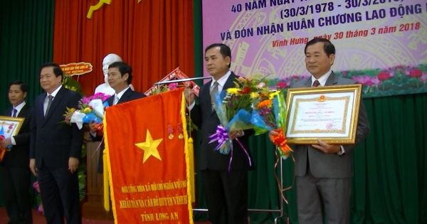 Huyện Vĩnh Hưng, tỉnh Long An đón nhận huân chương Lao động hạng nhì