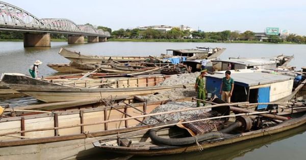 Bắt quả tang hai thuyền hút cát trộm trên sông Hương