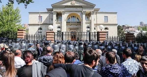 Thủ tướng Armenia từ chức sau nhiều ngày đối mặt với biểu tình