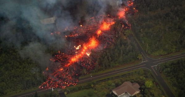 Mỹ: Người dân Hawaii di tản vì núi lửa phun