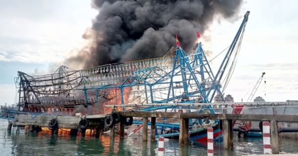 Tàu cá chục tỷ cháy rụi tại cảng Kỳ Hà, Quảng Nam