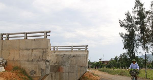 Hà Tĩnh: Cầu 12 tỷ đồng xây xong bỏ không vì thiếu đường dẫn