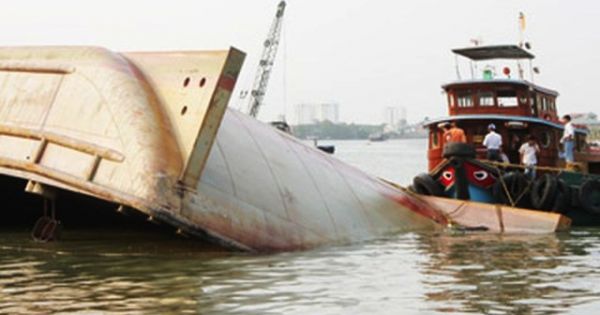 Đã tìm thấy thi thể 2 nạn nhân trong vụ chìm sà lan trên sông Sài Gòn