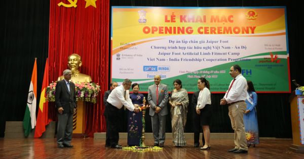 Ấn Độ trao tặng 500 bộ chân giả cho người khuyết tật Việt Nam