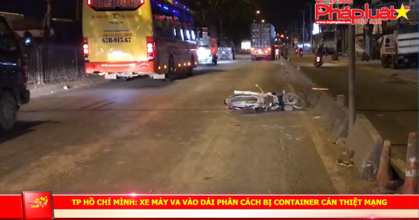 TP Hồ Chí Minh: Xe máy va vào dải phân cách bị container cán thiệt mạng