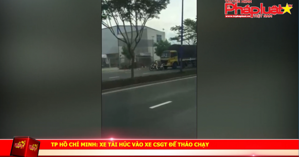 TP Hồ Chí Minh: Xe tải húc vào xe CSGT để tháo chạy