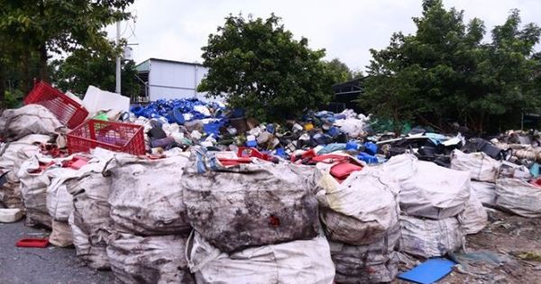 Bình Dương: Hàng chục tấn chất thải công nghiệp tập kết trái phép giữa khu dân cư