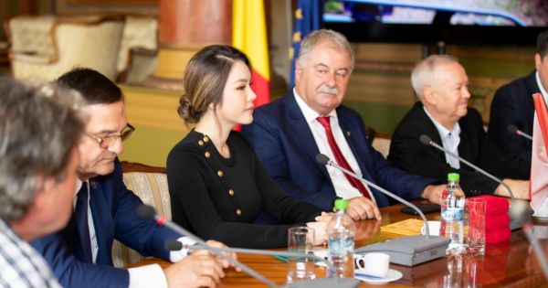 Công du Rumani, Lý Nhã Kỳ được trao quyết định làm đại sứ du lịch tỉnh Gorj