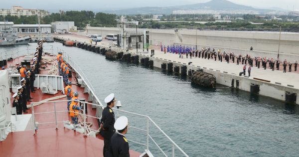 Chiến hạm Việt Nam thăm Hàn Quốc, duyệt đội hình trên biển