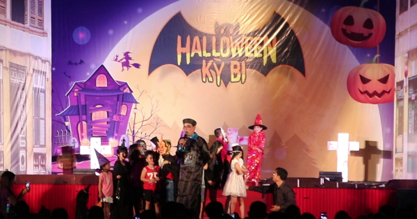 TP HCM: Người dân hóa trang đổ xuống đường vui chơi lễ Halloween