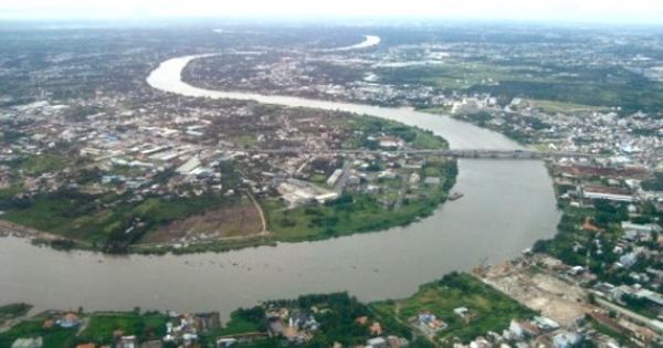 Hành lang ven sông Sài Gòn đang bị “bóp nghẹt”