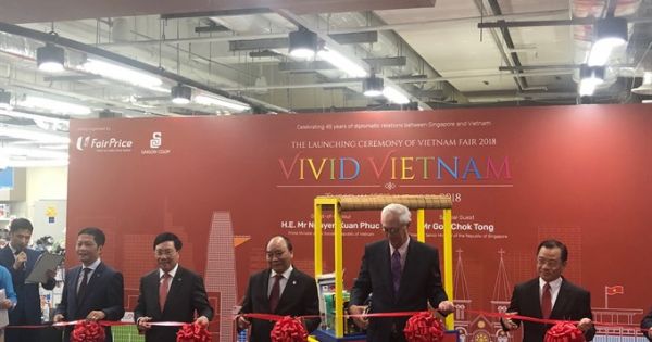 Thủ tướng khai mạc Tuần lễ hàng Việt Nam tại Singapore