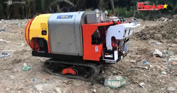Robot xe tăng phun thuốc giá gần 400 triệu đồng ở Sài Gòn